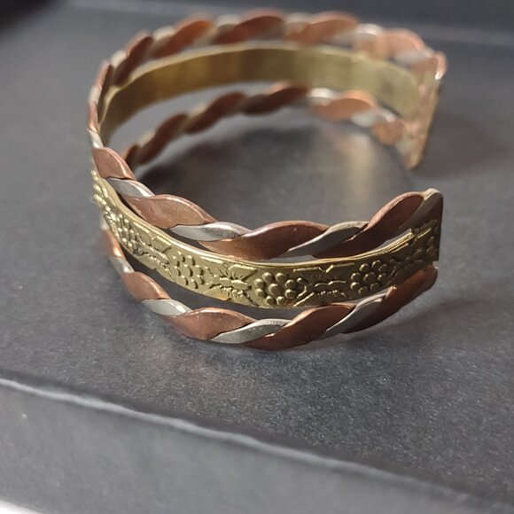 Very Cool 7 Inch Vintage Multi Tone Bracelet - Picture 3 of 11